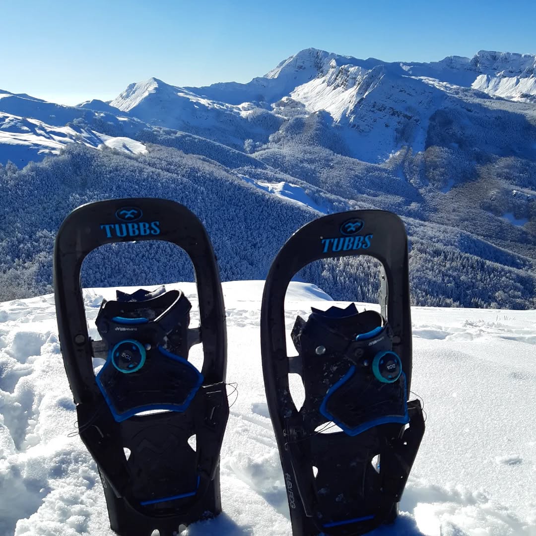 Snowshoes time è tempo di ciaspole⛄ 

Erano alcuni anni che il nostro amato Appennino non era così ben innevato prima di Natale Voi ne avete approfittato per una bella escursione con le ciaspole? O avrete intenzione di approfittarne a breve? 

Noi nel frattempo abbiamo sguinzagliato la nostra special guest star francescorosatiguida che in questi giorni oltre ad accompagnare in escursione i suoi clienti ha scattato queste magnifiche foto 

Le sue ciaspole provengono naturalmente da Mondo Montagna! Sono le Tubbs Flex modello leggero e tecnico della casa nordamericana disponibili anche online su mondomontagnaitshop 

Francesco se le è procurate da noi nel novembre 2019 ne fa un uso intensivo e professionale ma sembrano ancora nuovea dimostrazione che le sue Tubbs oltre che performanti sono decisamente resistenti😎 

Vi aspettiamo in negozio o sullo shop online adesso spazio alle foto!
_ _ _ _ _ _ _ _ _ _

appenninomodenese 
snowshoeing 
dicembre2024 
tubbssnowshoes 
mondomontagna