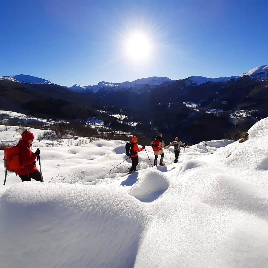 Snowshoes time è tempo di ciaspole⛄ 

Erano alcuni anni che il nostro amato Appennino non era così ben innevato prima di Natale Voi ne avete approfittato per una bella escursione con le ciaspole? O avrete intenzione di approfittarne a breve? 

Noi nel frattempo abbiamo sguinzagliato la nostra special guest star francescorosatiguida che in questi giorni oltre ad accompagnare in escursione i suoi clienti ha scattato queste magnifiche foto 

Le sue ciaspole provengono naturalmente da Mondo Montagna! Sono le Tubbs Flex modello leggero e tecnico della casa nordamericana disponibili anche online su mondomontagnaitshop 

Francesco se le è procurate da noi nel novembre 2019 ne fa un uso intensivo e professionale ma sembrano ancora nuovea dimostrazione che le sue Tubbs oltre che performanti sono decisamente resistenti😎 

Vi aspettiamo in negozio o sullo shop online adesso spazio alle foto!
_ _ _ _ _ _ _ _ _ _

appenninomodenese 
snowshoeing 
dicembre2024 
tubbssnowshoes 
mondomontagna